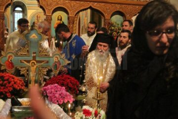Familia îndurerată împreună cu un sobor de preoți