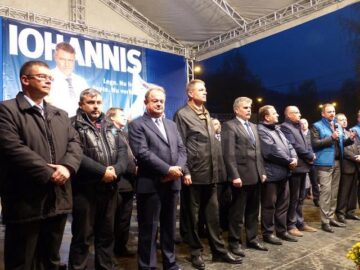 Klaus Iohannis, primit cu entuziasm de câteva mii de suceveni la Marginea și Câmpulung Moldovenesc