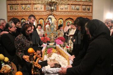 Familia îndurerată împreună cu un sobor de preoți