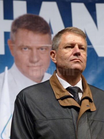 Klaus Iohannis, primit cu entuziasm de câteva mii de suceveni la Marginea și Câmpulung Moldovenesc