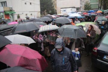Preotul Ilie Chișcari, nepot al familiei Mihoc, a fost condus ieri pe ultimul drum de sute de credincioși