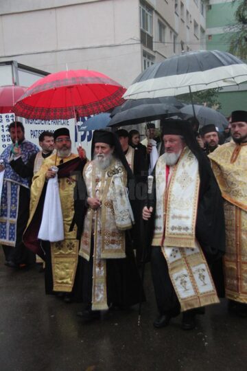Preotul Ilie Chișcari, nepot al familiei Mihoc, a fost condus ieri pe ultimul drum de sute de credincioși