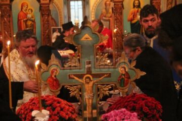 Familia îndurerată împreună cu un sobor de preoți