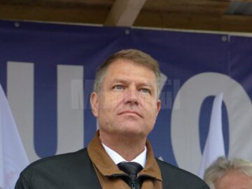 Klaus Iohannis, primit cu entuziasm de câteva mii de suceveni la Marginea și Câmpulung Moldovenesc