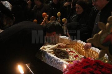 Familia îndurerată împreună cu un sobor de preoți