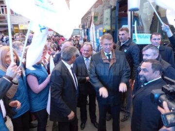 Klaus Iohannis, primit cu entuziasm de câteva mii de suceveni la Marginea și Câmpulung Moldovenesc