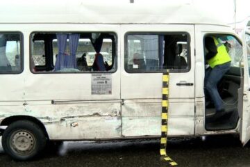 Un microbuz cu pasageri, lovit de un tir pe artera principală a Sucevei