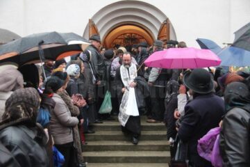 Preotul Ilie Chișcari, nepot al familiei Mihoc, a fost condus ieri pe ultimul drum de sute de credincioși