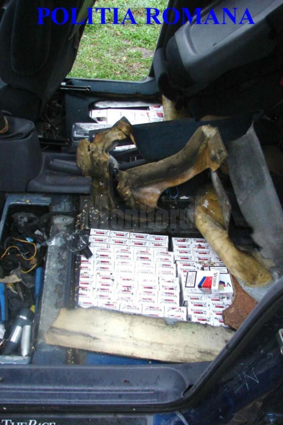 Mii de pachete de țigări de contrabandă, ascunse în pardoseala unei mașini înmatriculate în Franța