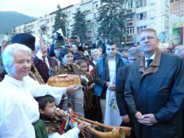 Klaus Iohannis, primit cu entuziasm de câteva mii de suceveni la Marginea și Câmpulung Moldovenesc