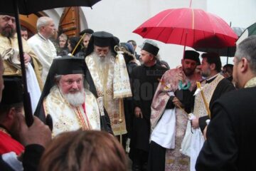 Preotul Ilie Chișcari, nepot al familiei Mihoc, a fost condus ieri pe ultimul drum de sute de credincioși