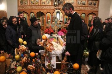 Familia îndurerată împreună cu un sobor de preoți