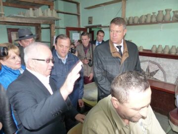 Klaus Iohannis, primit cu entuziasm de câteva mii de suceveni la Marginea și Câmpulung Moldovenesc