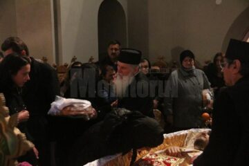 Familia îndurerată împreună cu un sobor de preoți