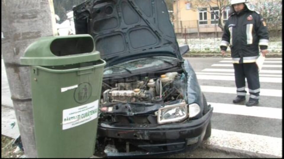 În urma impactului, pasagera de pe scaunul din dreapta față a suferit o fractură de femur