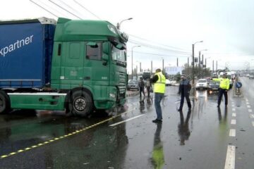 În urma impactului patru pasageri din microbuz au fost răniți