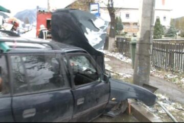 În urma impactului, pasagera de pe scaunul din dreapta față a suferit o fractură de femur