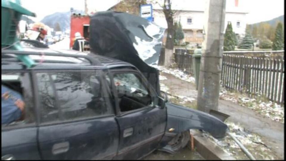 În urma impactului, pasagera de pe scaunul din dreapta față a suferit o fractură de femur În urma impactului, pasagera de pe scaunul din dreapta față a suferit o fractură de femur