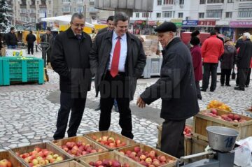 Președintele CJ Suceava și prefectul județului au vizitat standurile pomicultorilor