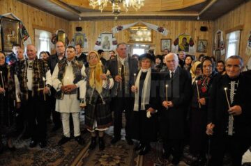 22 de cupluri din comuna Șcheia care au împlinit 50 de ani de căsătorie au fost sărbătorite duminică, de Sf. Dumitru, de către Primăria și Consiliul Local Șcheia