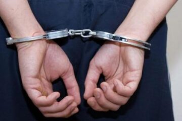 Bărbatul a fost încătușat, în baza unui mandat de executare a pedepsei cu închisoarea, fiind condamnat la doi ani în spatele gratiilor. Foto: presaalert.ro