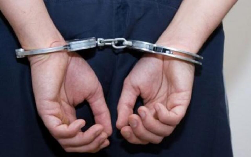 Bărbatul a fost încătușat, în baza unui mandat de executare a pedepsei cu închisoarea, fiind condamnat la doi ani în spatele gratiilor. Foto: presaalert.ro Bărbatul a fost încătușat, în baza unui mandat de executare a pedepsei cu închisoarea, fiind condamnat la doi ani în spatele gratiilor. Foto: presaalert.ro