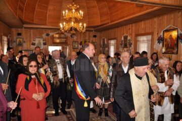 22 de cupluri din comuna Șcheia care au împlinit 50 de ani de căsătorie au fost sărbătorite duminică, de Sf. Dumitru, de către Primăria și Consiliul Local Șcheia