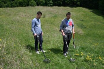 Studenții căutători de comori Marius și Cristian Hatnean au descoperit52 de monede de un gros
