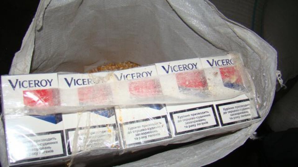 Țigări ascunse în saci cu crupe de porumb, descoperite în PTF Siret