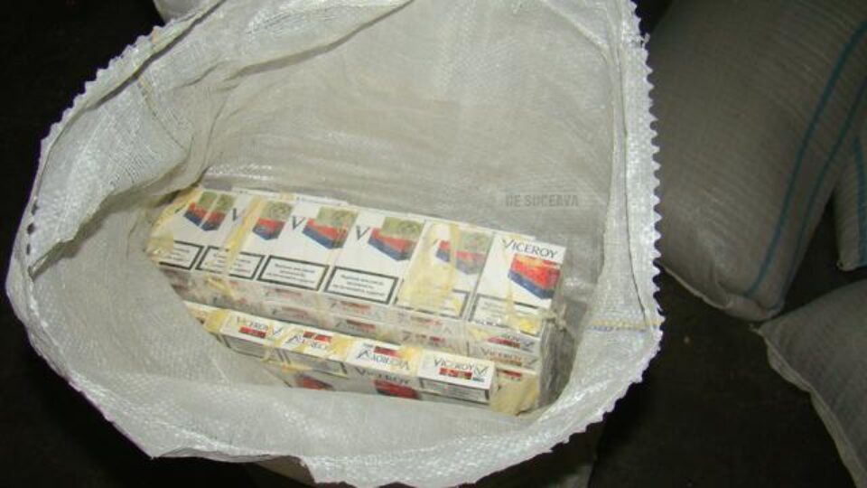 Țigări ascunse în saci cu crupe de porumb, descoperite în PTF Siret