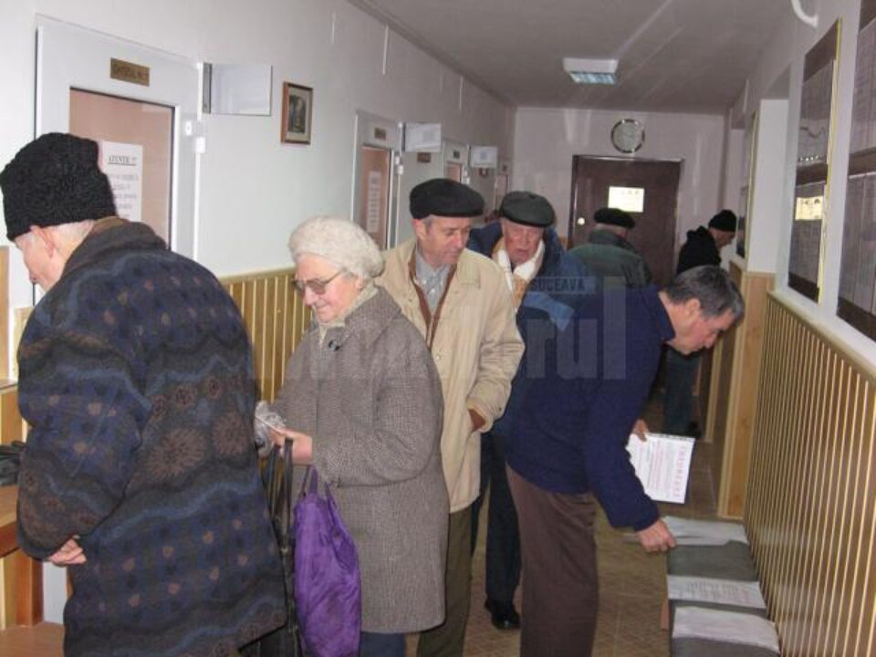 Pensionarii, la rând la ghișeul Casei de Ajutor Reciproc a Pensionarilor