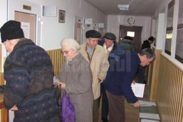 Pensionarii, la rând la ghișeul Casei de Ajutor Reciproc a Pensionarilor