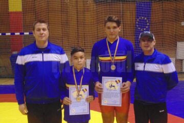 Cei doi campioni naționali la copii II, Ioan Balan și Alexandru Giorgiță, alături de antrenorii Daniel Ciubotaru și Andrei Bolohan