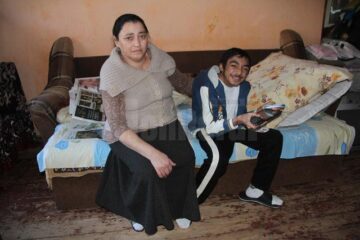 O mamă disperată caută un medic care să-i salveze fiul în vârstă de 16 ani, care suferă de boli grave