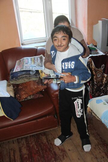 O mamă disperată caută un medic care să-i salveze fiul în vârstă de 16 ani, care suferă de boli grave