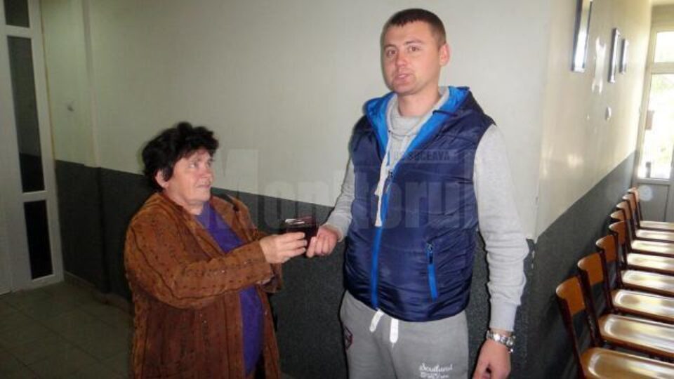 Rădăuțeanca Viorica Lazurcă și tânărul care și-a pierdut portmoneul