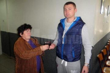 Rădăuțeanca Viorica Lazurcă și tânărul care și-a pierdut portmoneul