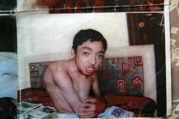 O mamă disperată caută un medic care să-i salveze fiul în vârstă de 16 ani, care suferă de boli grave