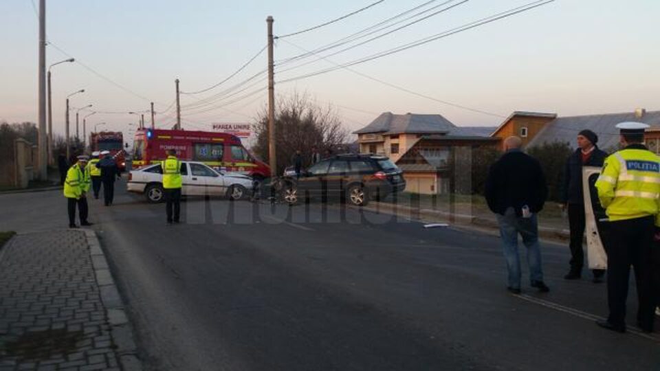 Cele două mașini care s-au lovit frontal