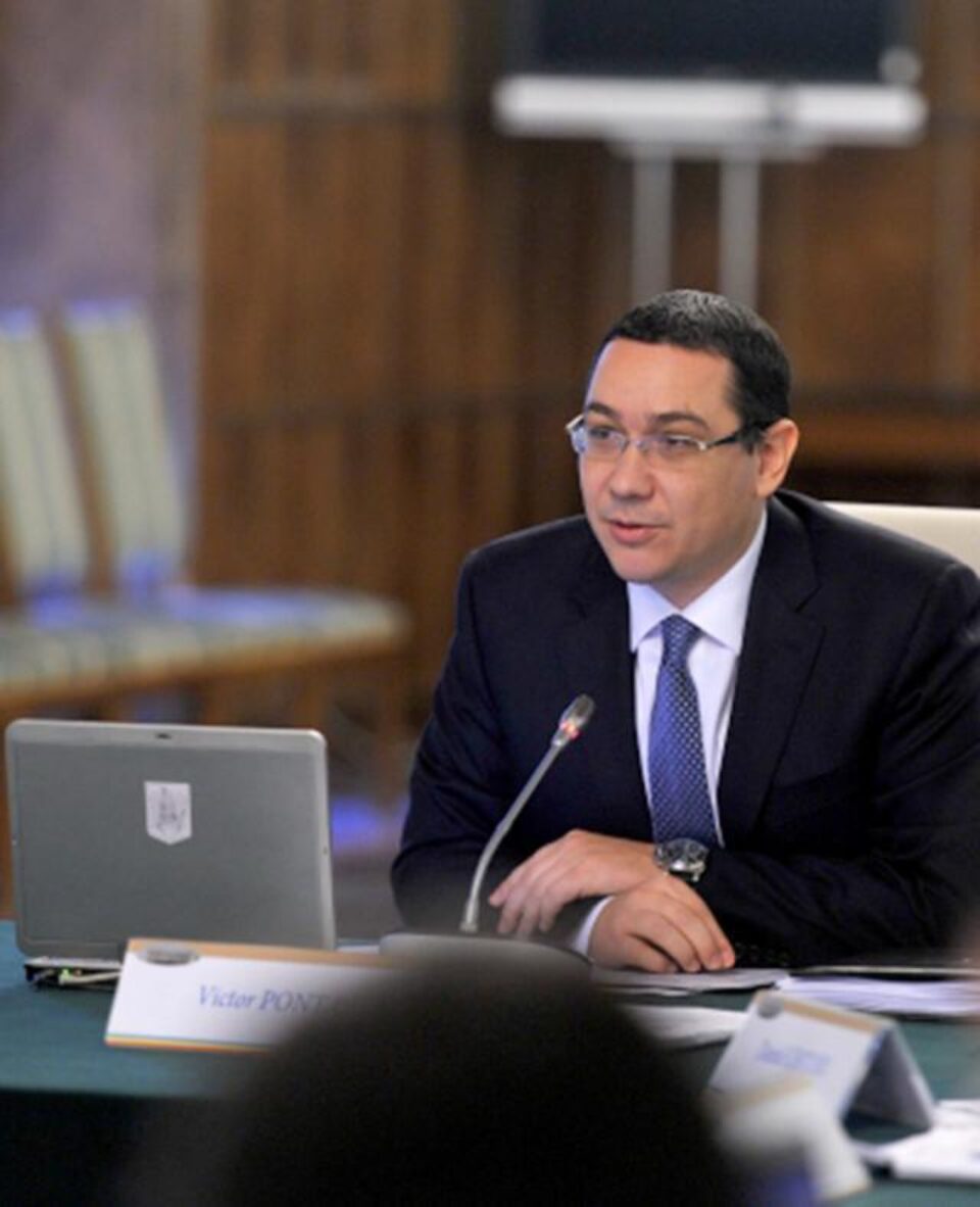 Victor Ponta: „Îi chem pe români alături de mine, să dărâmăm toate aceste ziduri, să fim mândri că suntem români și să facem din nou acea unire de care România are nevoie!” Victor Ponta: „Îi chem pe români alături de mine, să dărâmăm toate aceste ziduri, să fim mândri că suntem români și să facem din nou acea unire de care România are nevoie!”