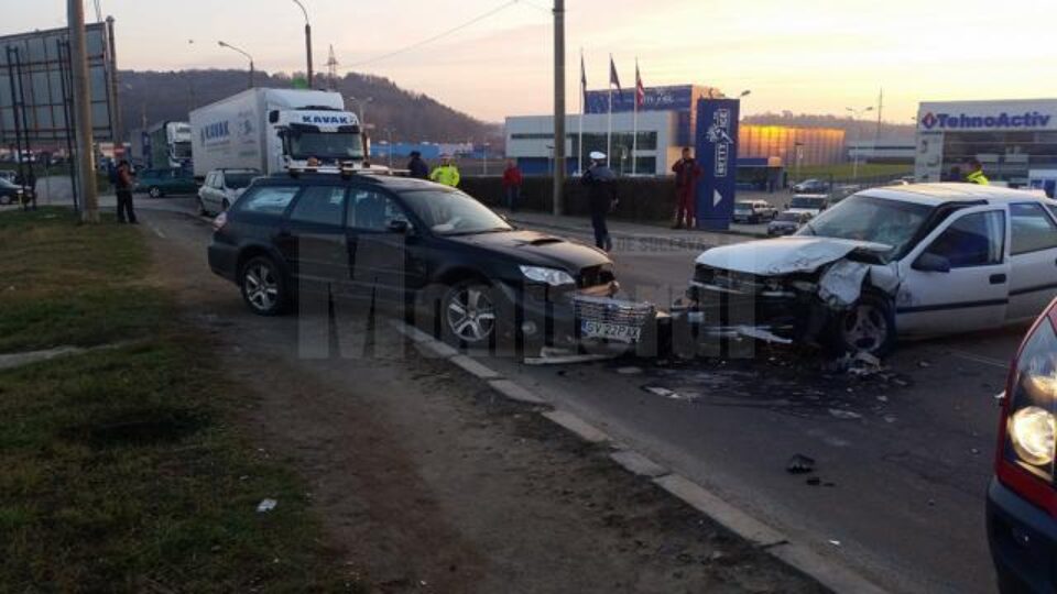 Cele două mașini care s-au lovit frontal
