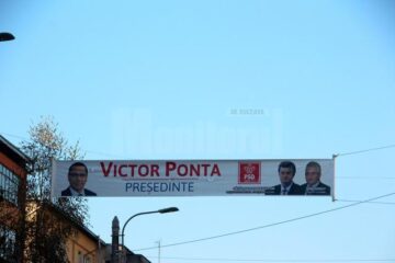 În oraș au apărut bannere electorale în care primarul Sucevei este alături de președintele CJ, Cătălin Nechifor, și candidatul PSD, Victor Ponta