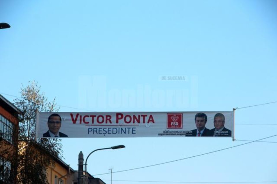 În oraș au apărut bannere electorale în care primarul Sucevei este alături de președintele CJ, Cătălin Nechifor, și candidatul PSD, Victor Ponta În oraș au apărut bannere electorale în care primarul Sucevei este alături de președintele CJ, Cătălin Nechifor, și candidatul PSD, Victor Ponta