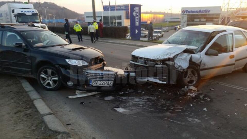 Cele două mașini care s-au lovit frontal