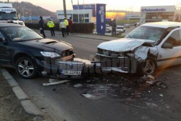 Cele două mașini care s-au lovit frontal