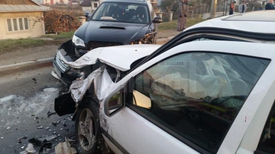 Cele două mașini care s-au lovit frontal