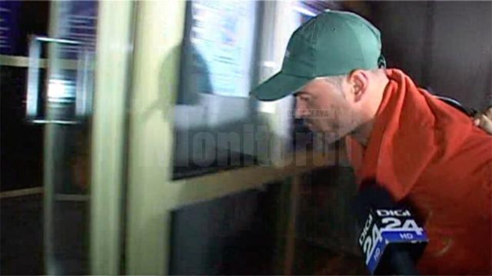 Agresorul, Florin Strapciuc, din comuna Stroiești, era dat în urmărire generală de pe data de 2 octombrie a.c. Agresorul, Florin Strapciuc, din comuna Stroiești, era dat în urmărire generală de pe data de 2 octombrie a.c.