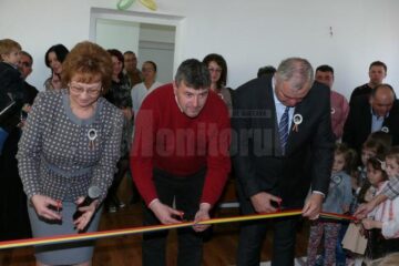 Tăierea panglicii inaugurale