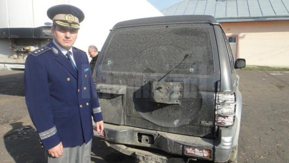Comisarul-șef Ilie Poroch Serițan și masina în care se afla șoferul împușcat Comisarul-șef Ilie Poroch Serițan și masina în care se afla șoferul împușcat