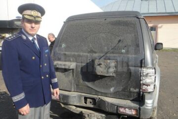 Comisarul-șef Ilie Poroch Serițan și masina în care se afla șoferul împușcat
